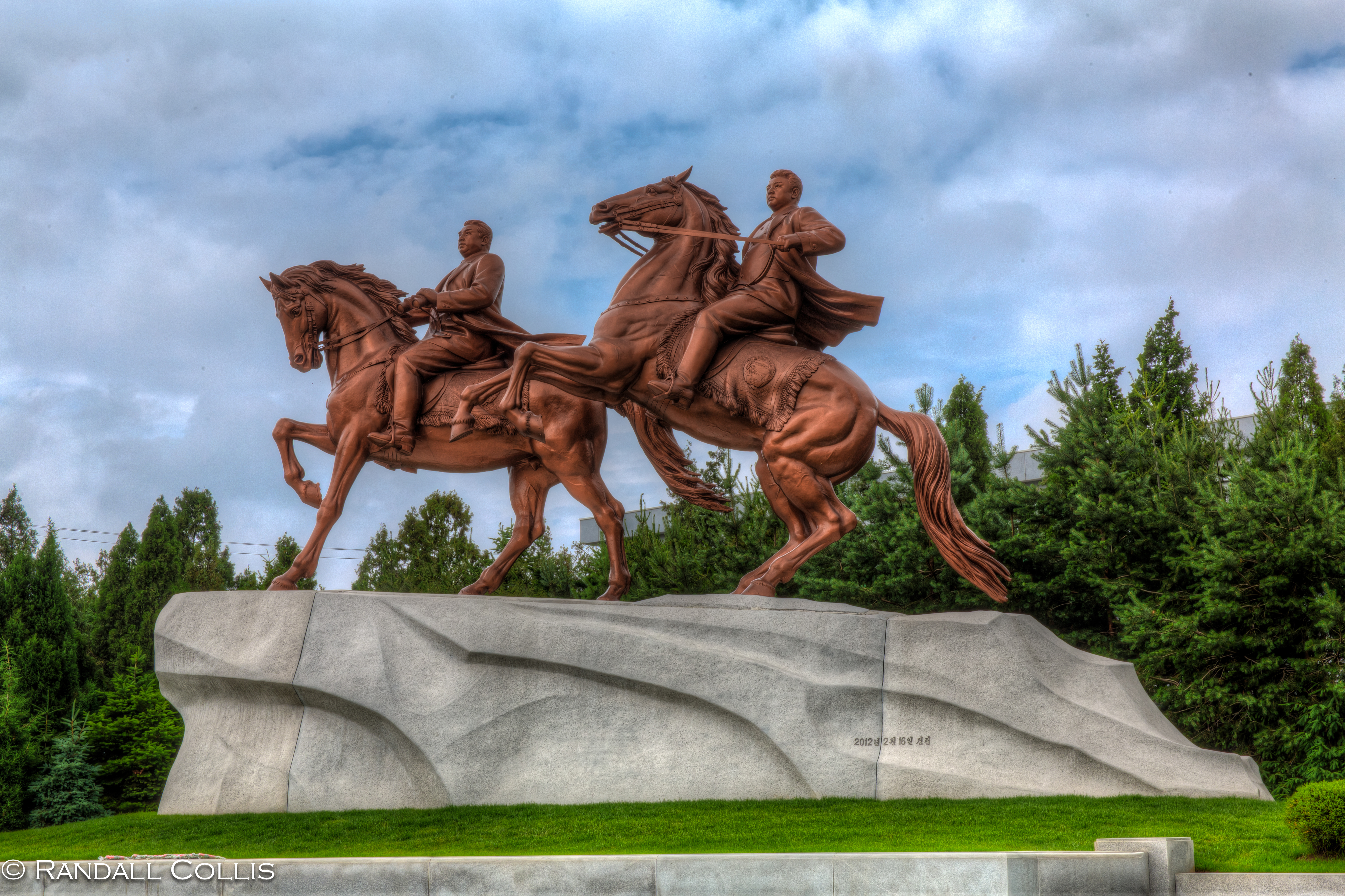 Yee-haw, the Kims on Horseback