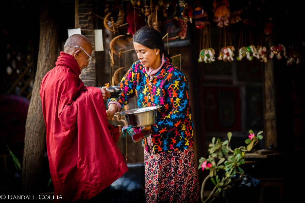 Monk and Women of Myanmar - Men In Management-15