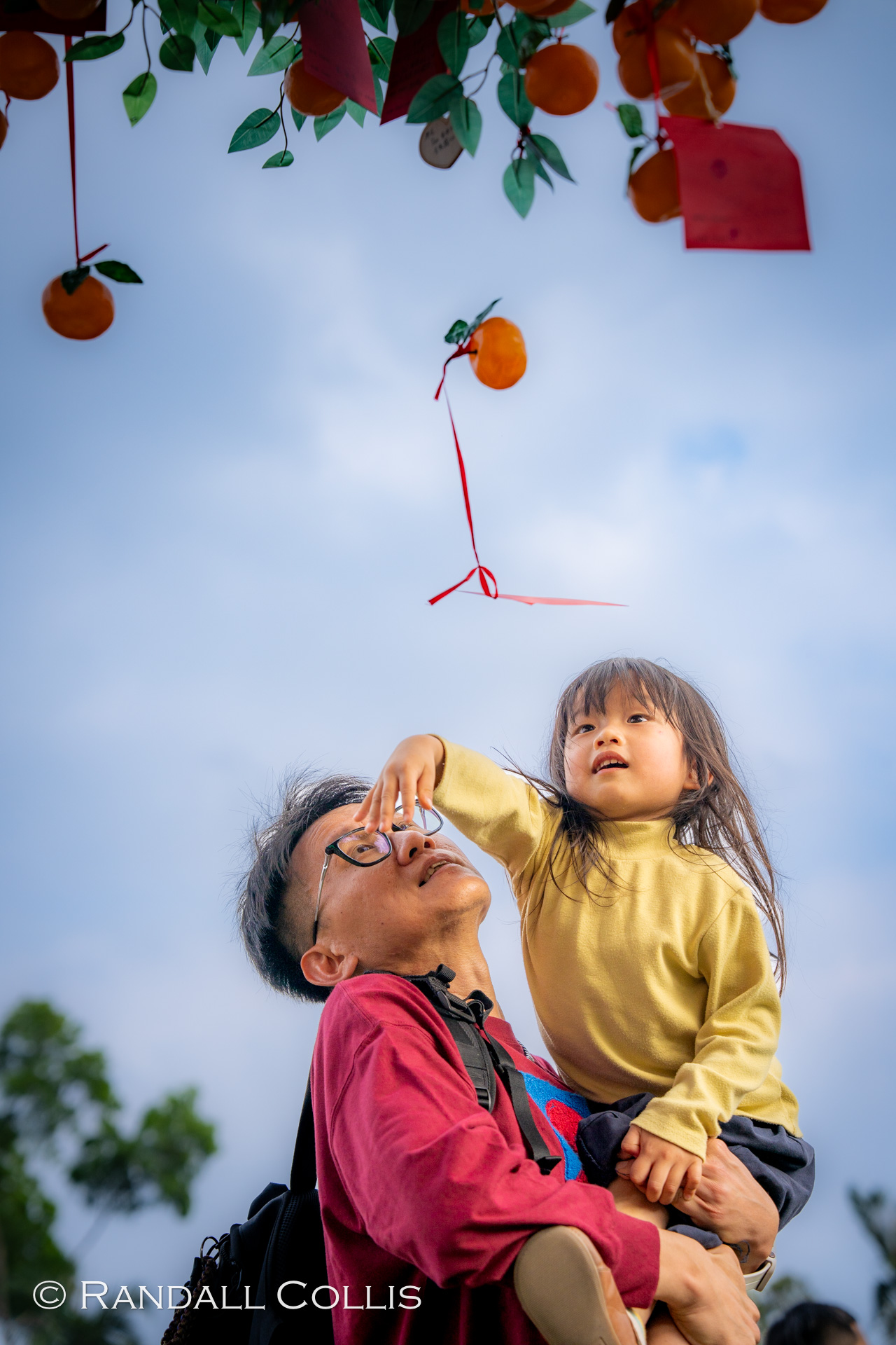Father and Daughter Throwing the Wish Lam Tsuen Well-wishing festival