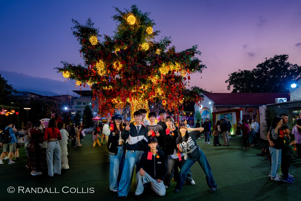 Dusk at the Lam Tsuen Well-wishing festival - friends at the tree